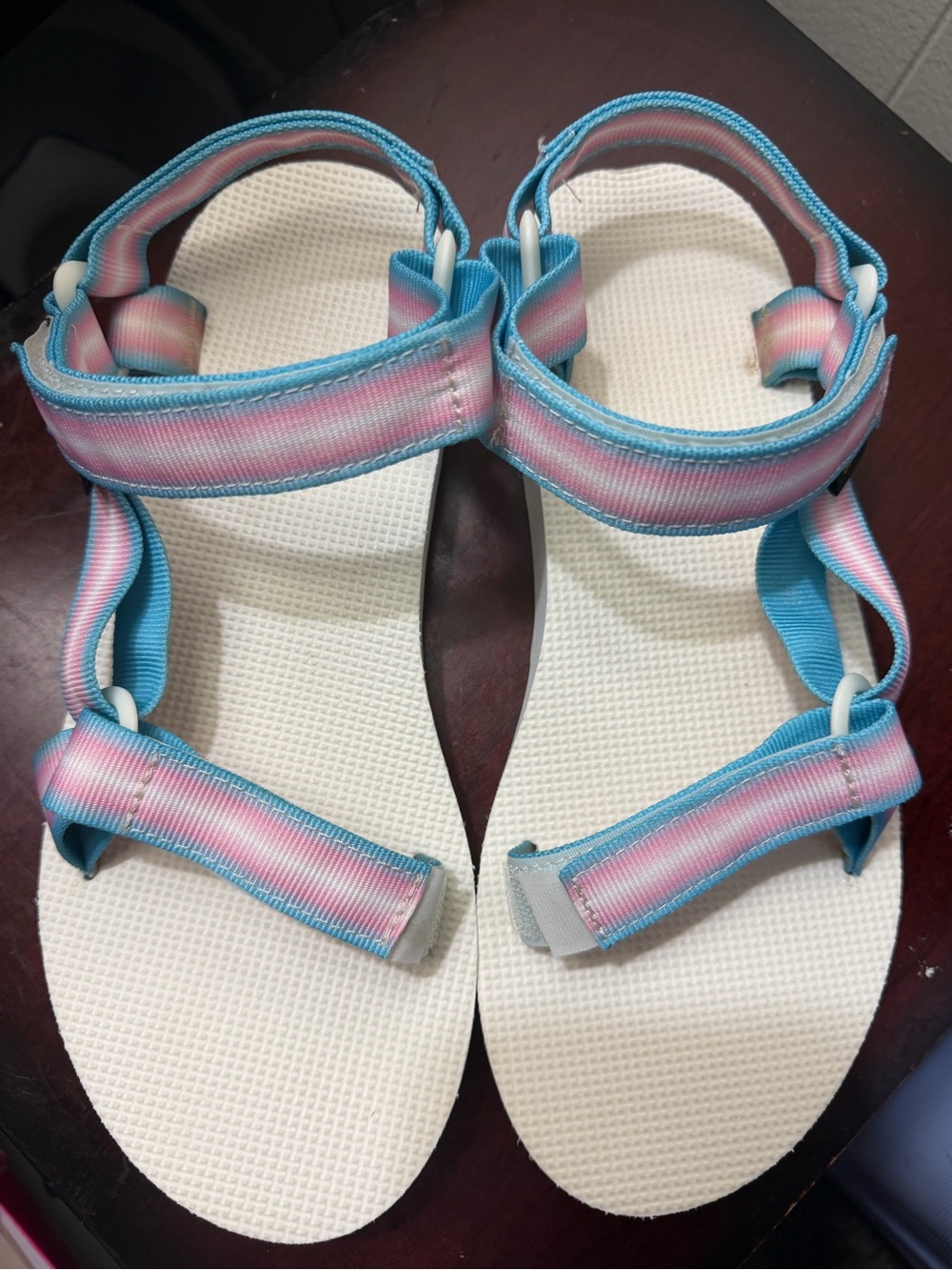 Teva Women's Teva Gradient Pink & Blue Strap Sandals size 9